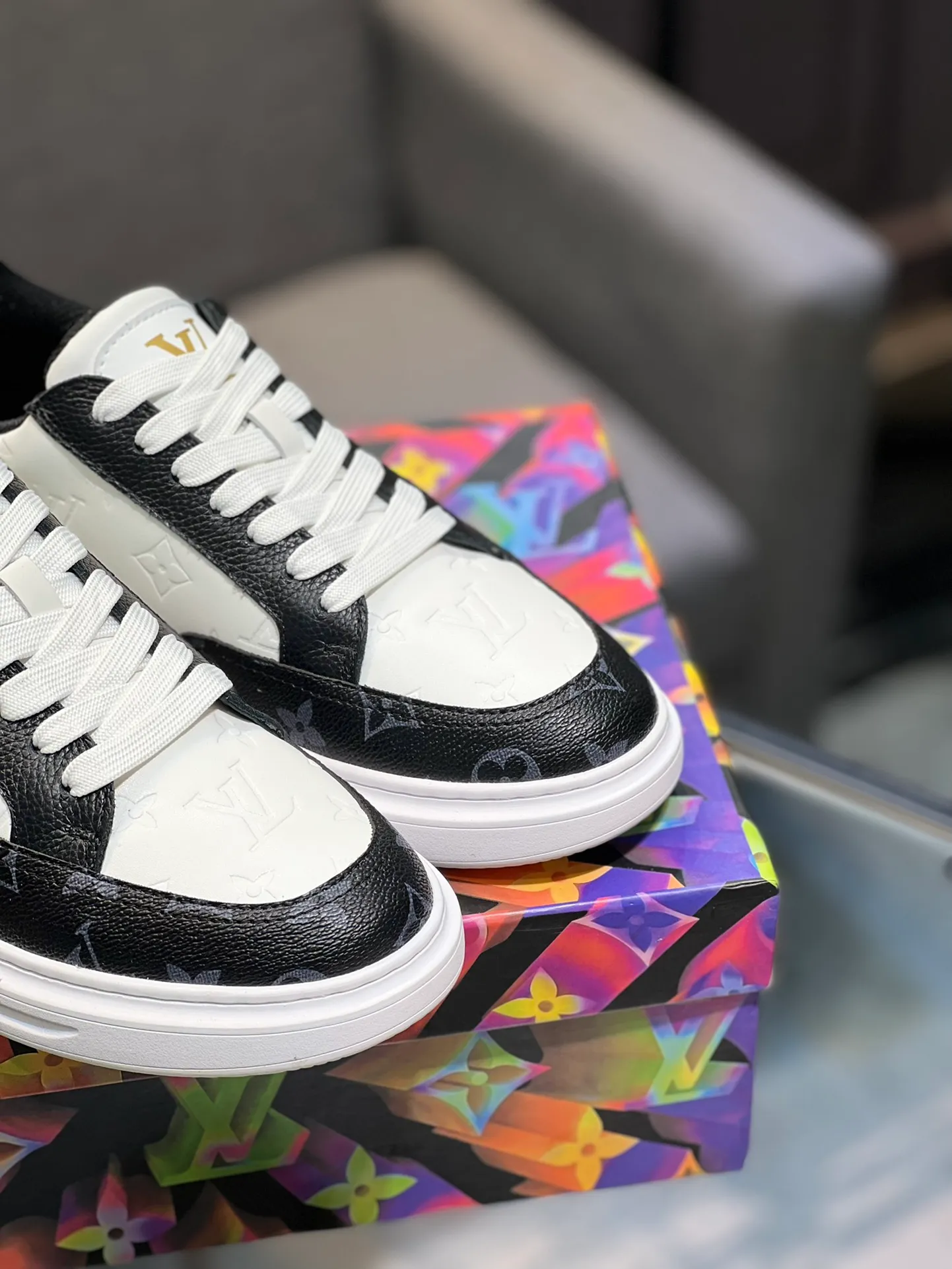 Men's Men's Shoes 💰540 LV Louis Vuitton. The latest fashionable casual shoes are popular in physical stores. The new spring and summer comfortable imported custom patent leather plus cowhide, cowhide mesh, and unique jacquard fabric element design. With sheepskin lining, Lv original base, [sun][sun] high-end packaging and high quality💪Details determine quality, welcome to compare🇮🇹Code number 38-44, 45 can be customized